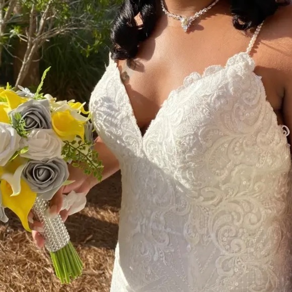 White Wedding/Prom Dress - Picture 2 of 6